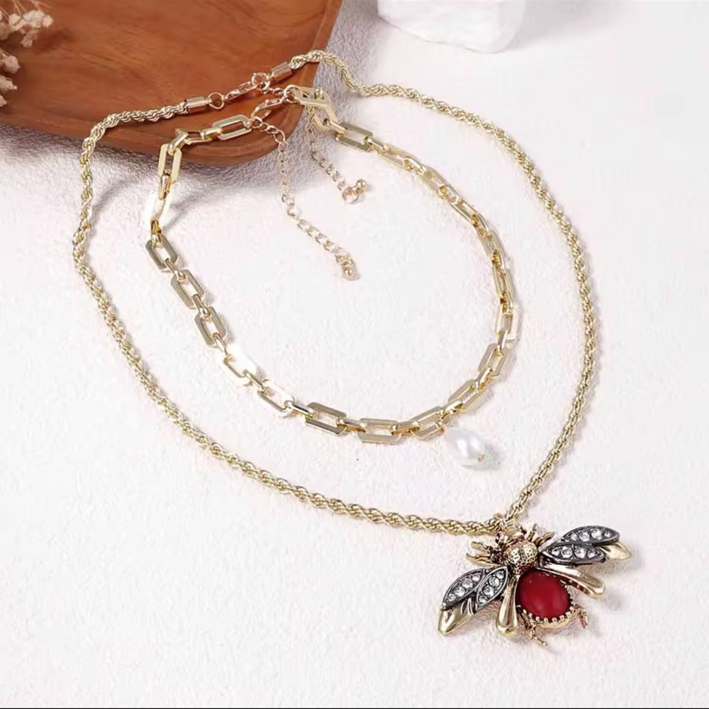 NEW!
Vintage Bee Jewelry Set – Necklace & Earrings